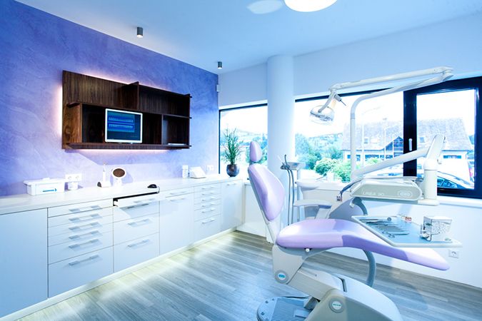 Behandlungsraum der Zahnarztpraxis Dr. Angelika Messanegger
